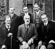 Hall Freud Jung in front of Clark - Σόλων ΜΚΟ