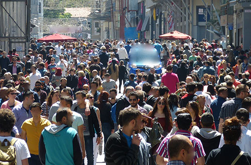 crowed people on street free500 - Σόλων ΜΚΟ