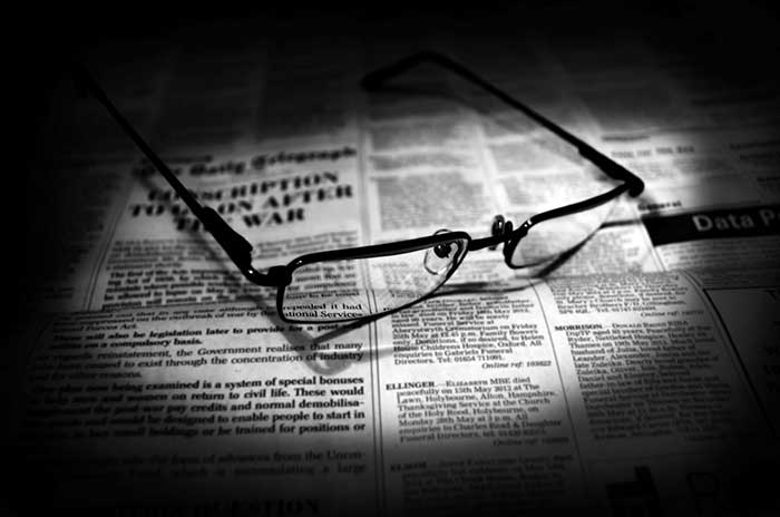 newspapers and glasses 700 - Σόλων ΜΚΟ