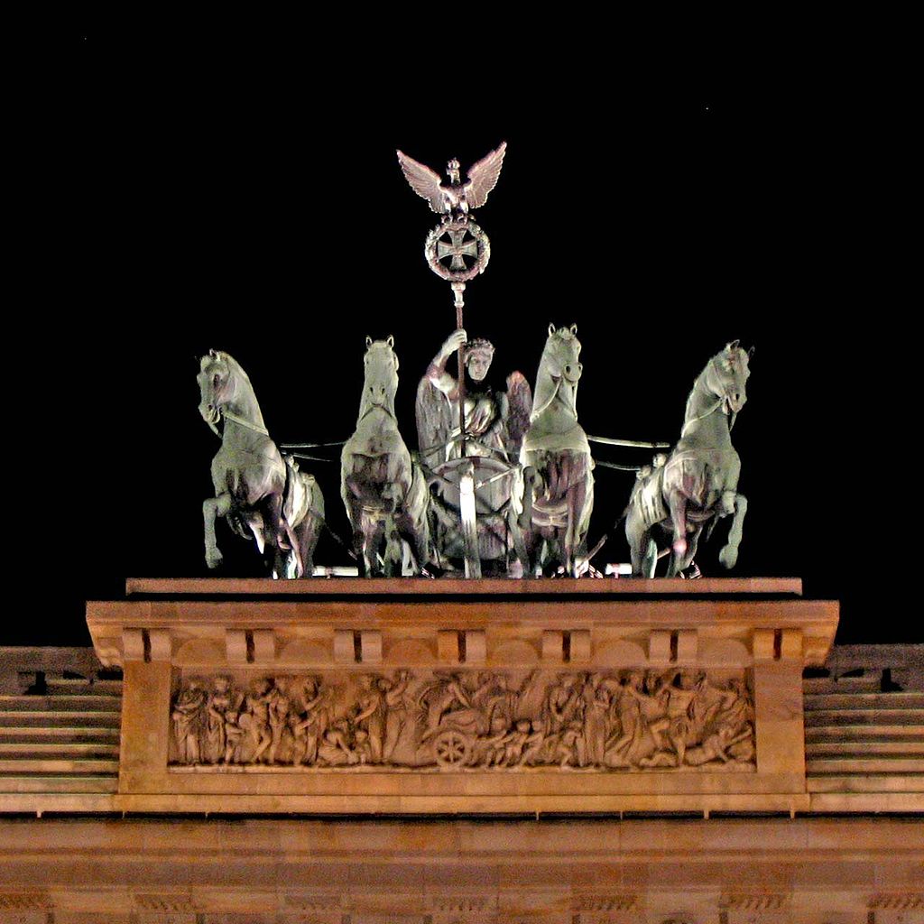 1024px Restored quadriga atop Brandenburg Gate - Σόλων ΜΚΟ
