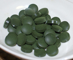 Spirulina tablets 250 wikimedia - Σόλων ΜΚΟ