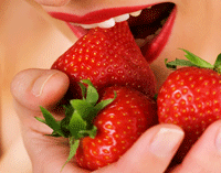 eating strawberries - Σόλων ΜΚΟ