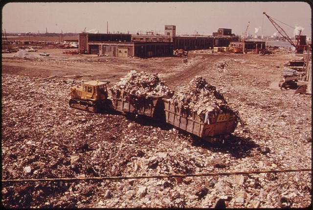 640px THE LANDFILL AT STATEN ISLAND EXCEEDS ITS CAPACITY. OVERFLOW OF WASTE INTO SURROUNDING LAND AND WATER IS A RESULT NARA 549807 - Σόλων ΜΚΟ