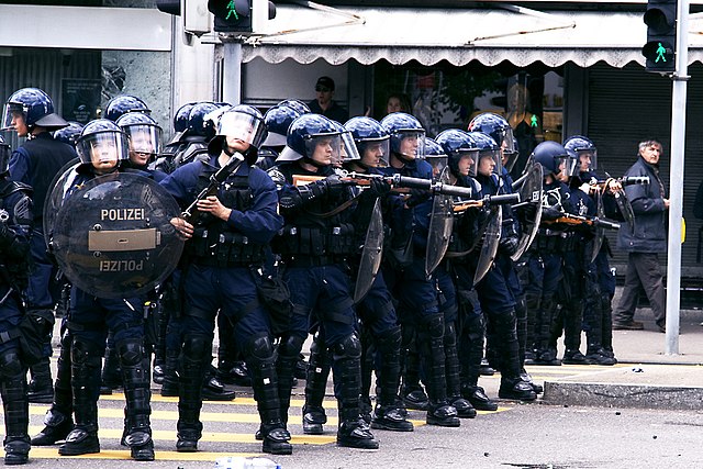Zurich police riot control - Σόλων ΜΚΟ