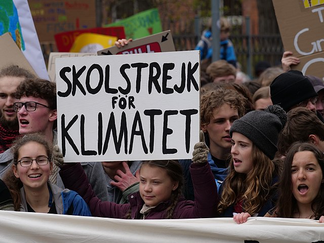Greta Thunberg at the front banner of the FridaysForFuture demonstration Berlin 29 03 2019 09 - Σόλων ΜΚΟ